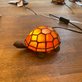 Norrsken Design Sköldpadda Bordslampa Tiffany B061162, Orange-Rosa