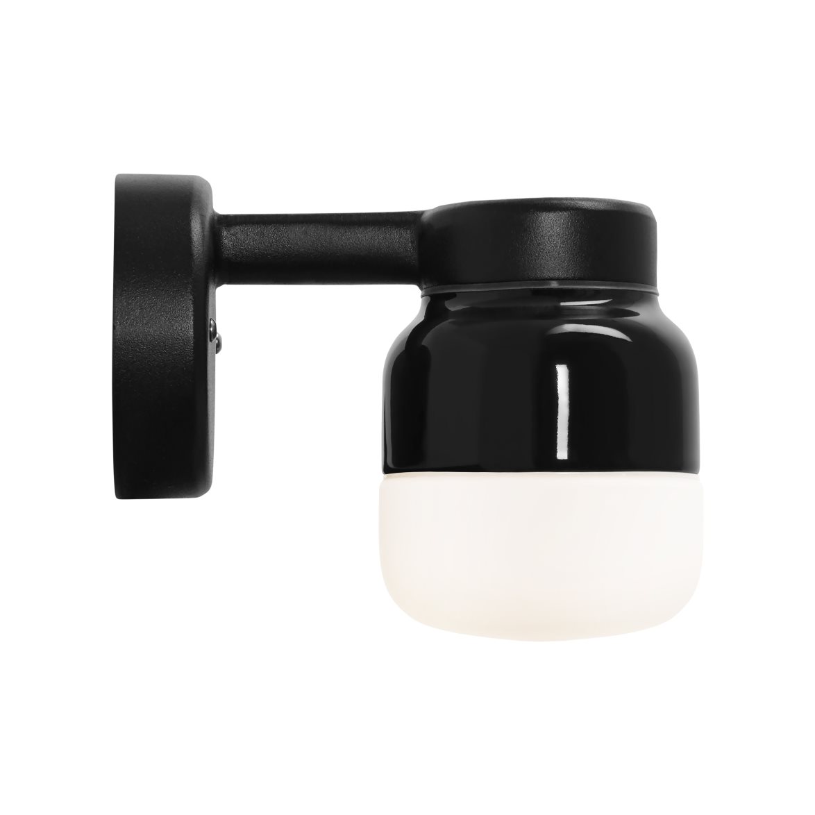 IFÖ Electric Ohm vägglampa 100 matt opal H150 svart | Badrumsbelysning - Vägglampor badrum | Lampspecialisterna