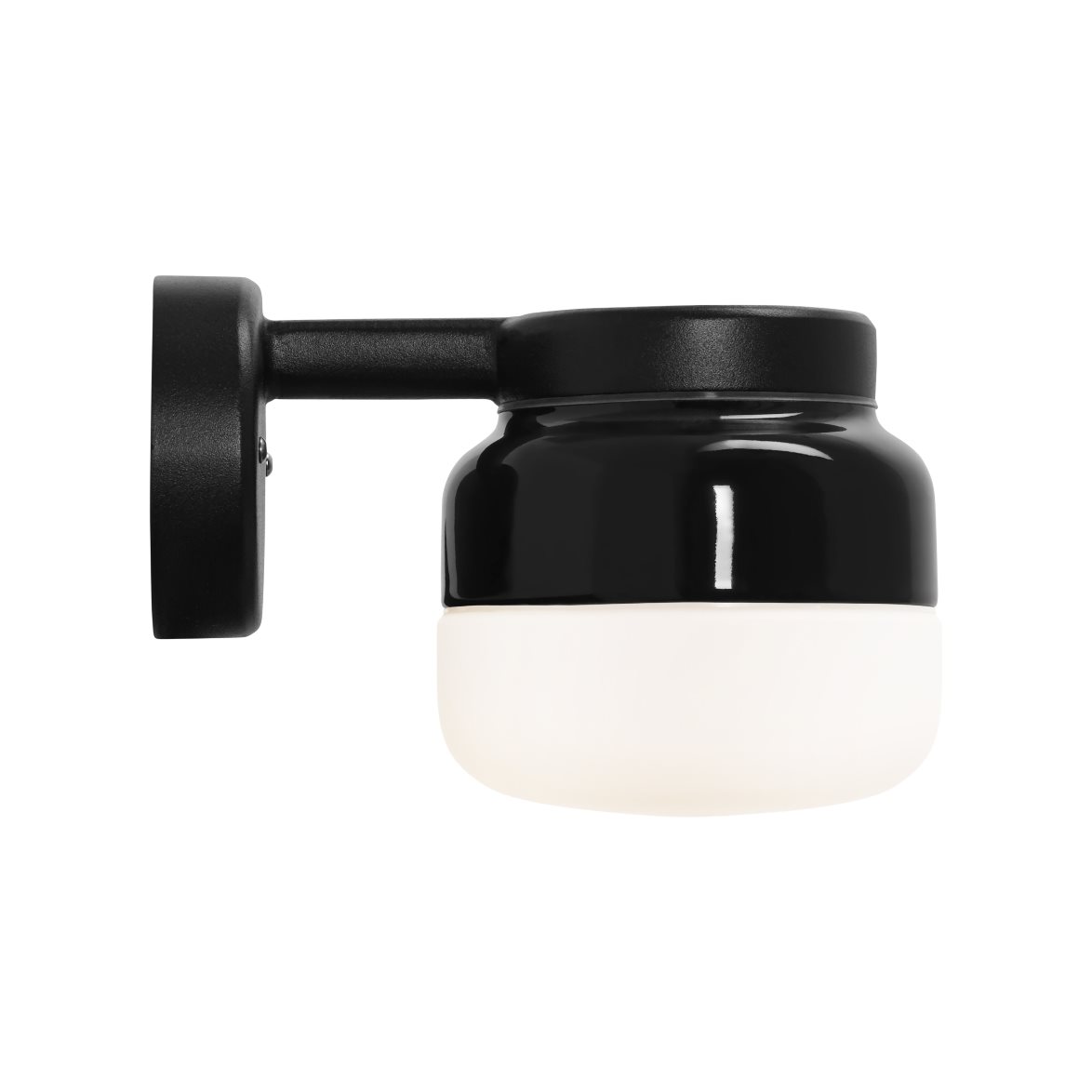 IFÖ Electric Ohm vägglampa 140 matt opalglas H150 svart | Badrumsbelysning - Vägglampor badrum | Lampspecialisterna