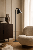 Golvlampa Alva struktursvart/rå mässing