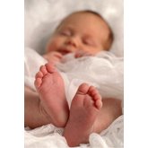 Sovande baby i vitt