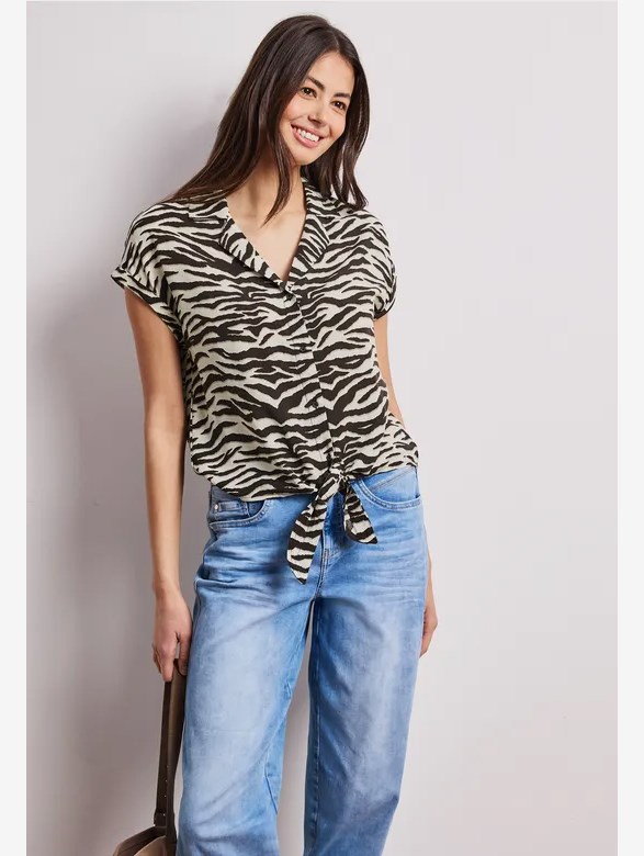 Buttoned blouse w bowling coll