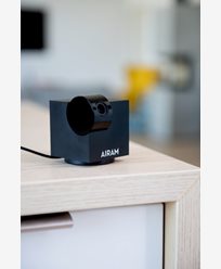 Airam SmartHome-familien inkluderer nå også produkter for hjemmesikkerhet. Kameraet, som er beregnet for innendørs bruk, er utstyrt med bevegelsesdetektor og toveis lyd. Kameraet har en høyttaler og en mikrofon. Med SmartHome-appen kan du lytte til lyden