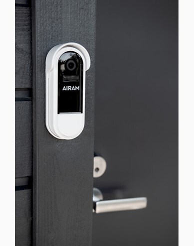 AIRAM I tillegg til armaturer inkluderer også Airam SmartHome-familien produkter for hjemmesikkerhet. Legg til Smart-ringeklokke i Airam SmartHome-appen. Ringeklokken er utstyrt med et kamera med toveis lyd og bevegelses deteksjon. Med appen kan du sjekke hvem