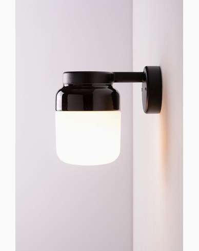 Ifö Electric Ohm Wall Vegglampe LED E27 Svart 140/205 Opalglass IP44