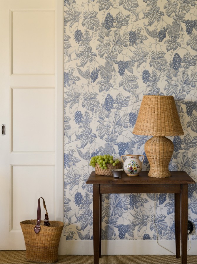 Ljusblå tapet i vardagsrum