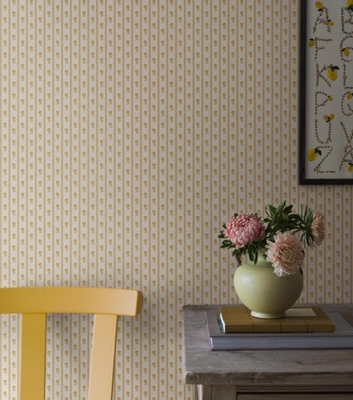 Ljusgult rum med småmönstrad tapet