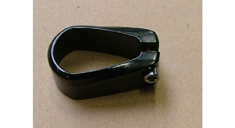 Klamma 31x20mm 2 bultar för Aero Seat alu svart