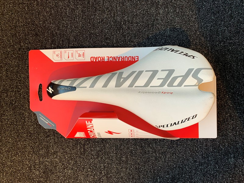 CHICANE CARBON SADDLE WHT/BLK 143