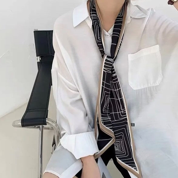Mönstrad smal scarf – svart/beige
