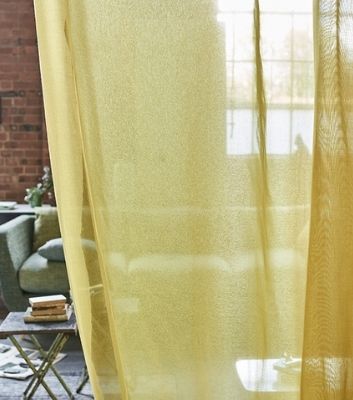 Kontorsinredning med solskydd, mattor, persienner och gardiner