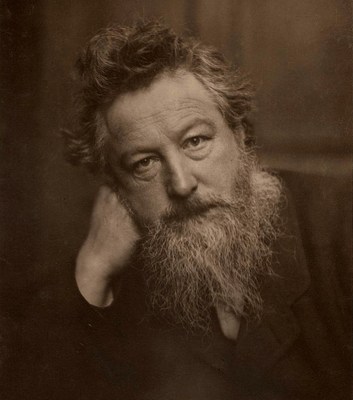 Porträtt av William Morris, Arts & Crafts-grundaren som designat flertalet ikoniska mönster på tapeter och tyger.