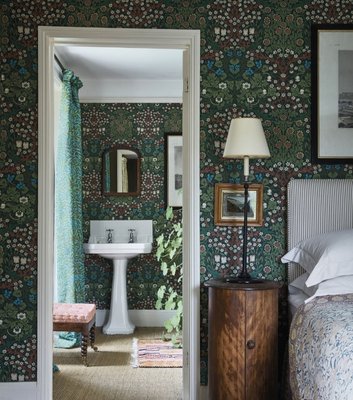 Tapeten Blackthorn från William Morris & Co, här i ett grönt sovrum med anslutande badrum.