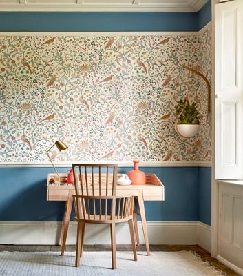 William Morris tapet Newill designad av May Morris, här i ett blått arbetsrum.