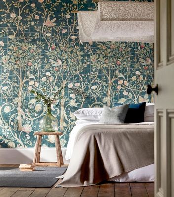 Tapeten Melsetter från William Morris i ett vackert sovrum i klassisk stil.