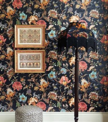 Den populära tapeten Artemis från House of Hackney. I denna färgställning kontrasteras det fantasirika blommiga mönstret mot en effektfull svart bakgrund.