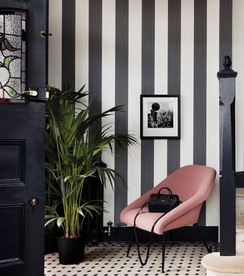 En klassiskt randig tapet i svart och vitt från Cole & Son, Jaspe Stripe är en populär tapet som gärna matchas med färgglada detaljer och möbler.