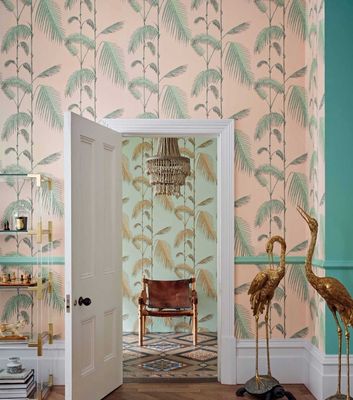 Inspireras av färg och form med den ikoniska tapeten Palm Leaves från ikoniska Cole & Son. En eklektisk stil som skapar effekt, här kombinerad med detaljer i guld.