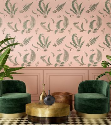 Tapet Ferns med gröna blad mot en dovt rosa bakgrund, här stylead med sammetsmöbler och gulddetaljer.