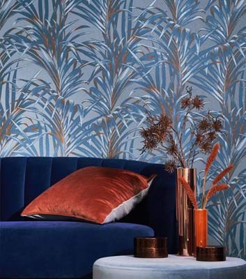 Den franska tapeten Fougères från Casadeco har en exotisk mönsterbild med yviga palmer i en vacker blå färgställning.