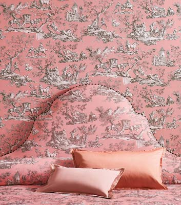Inspireras av franska tapeter och tyger, här ett rosa Toile de Jouy-mönster från Manuel Canovas.