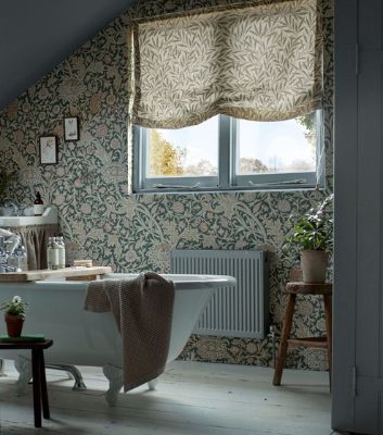 Tapeten Trent från William Morris i ett badrum i brittisk stil, ur kollektionen Emery Walker's House. 