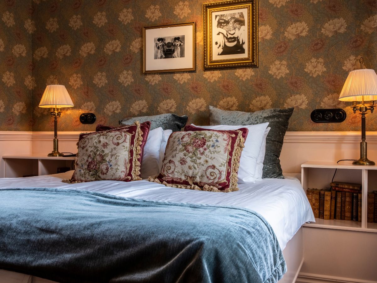 Unikt inredda hotellrum med tapet från William Morris