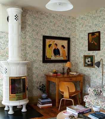 Tapeten Huset i solen från Sandberg har inspirerats av Karin och Carl Larssons ikoniska stil.