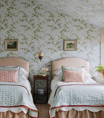 Tapeten Fuchsia från Colefax & Fowler i sovrum i romantisk stil
