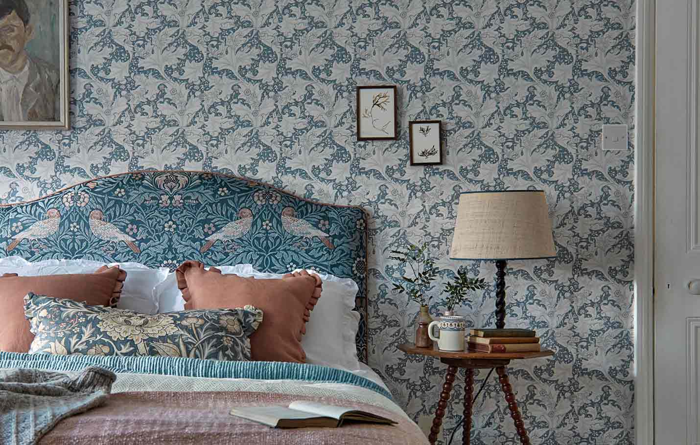 Tapeten Wallflower från William Morris i klassiskt sovrum