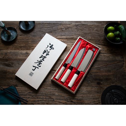 Satake Houcho med nakiri, sashimi & santoku i balsabox