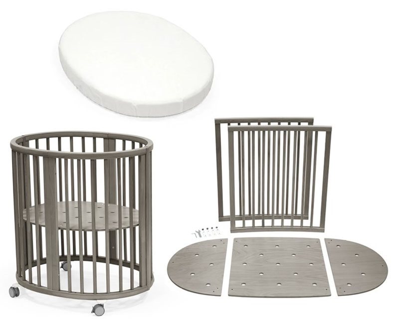 Stokke Sleepi Mini V3 spjälsäng + förlängningsset + madrasser + drapålakan