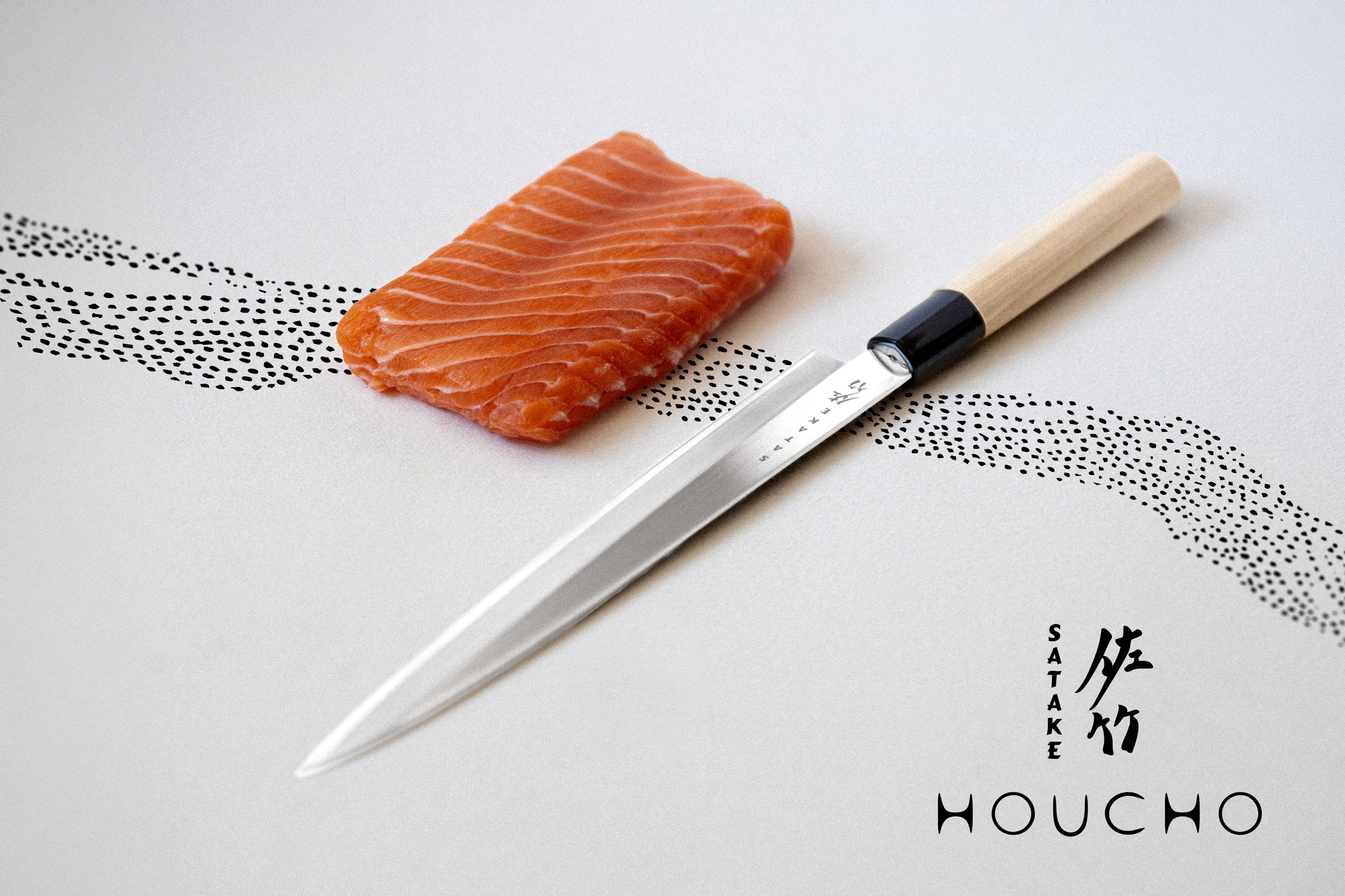 Satake Houcho-kniv bredvid lax