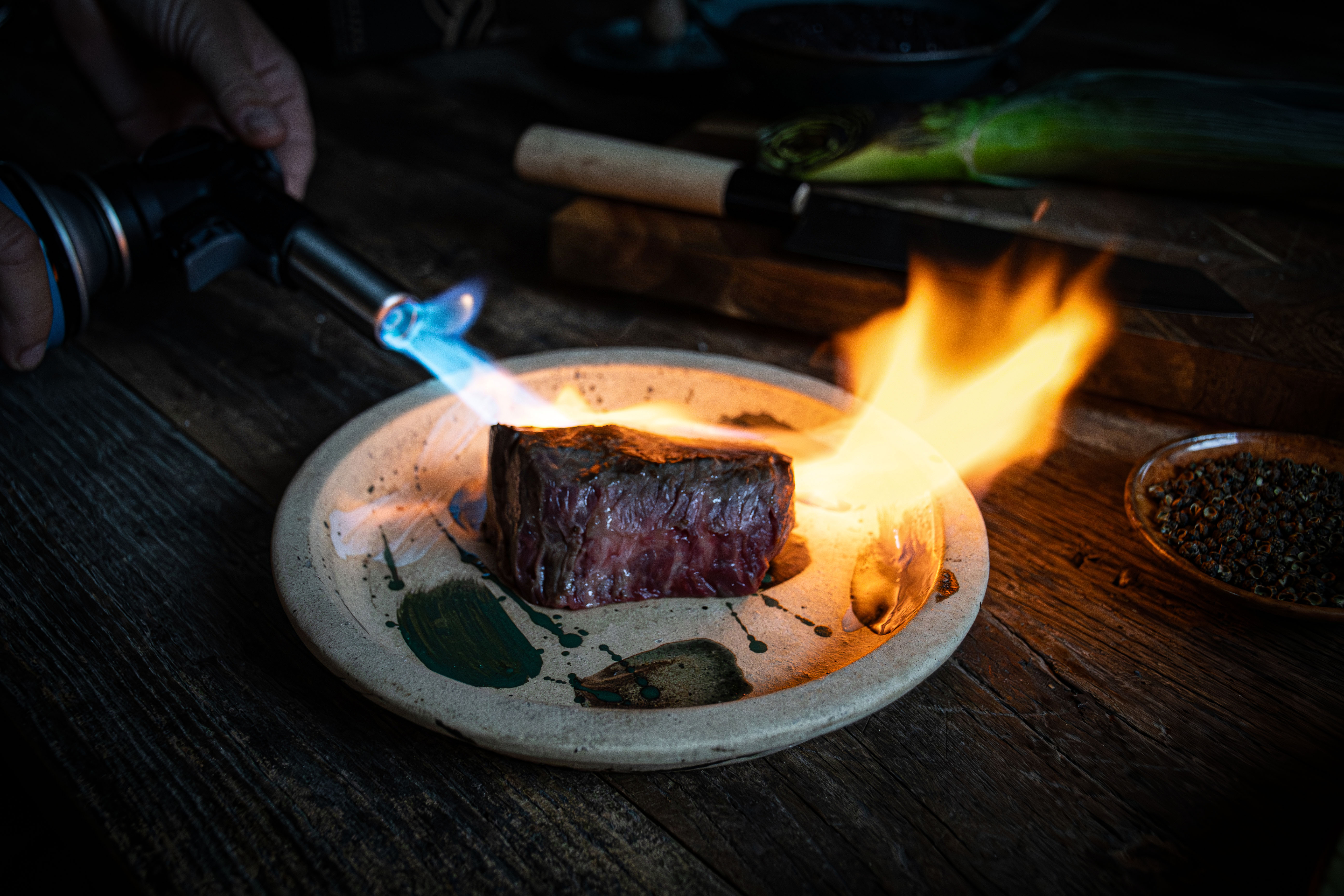 Gasolbrännare som ger kött en stekt yta