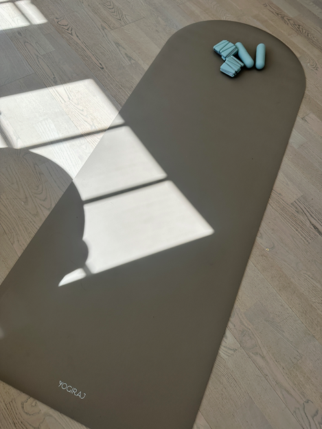 Yoga mat Grip mat Flow half moon 5 mm, Hazel taupe - Yogiraj