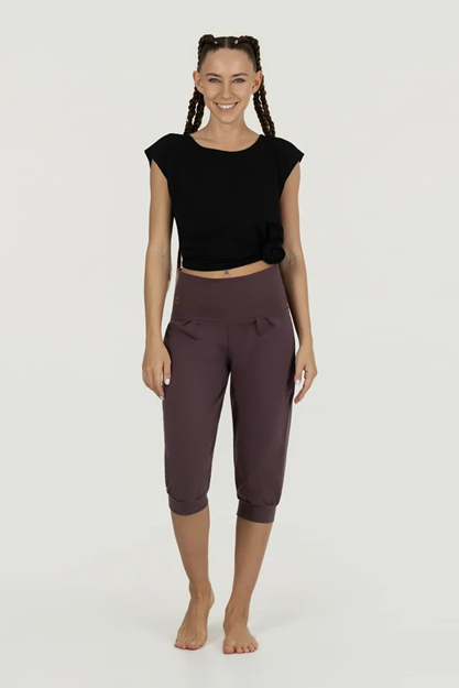 Yogabyxor Sukha Yoga Capri, Berry - Urban Goddess