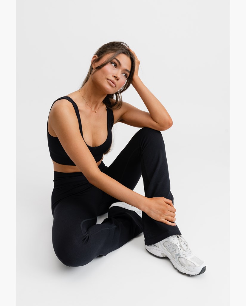 Seamless Flare Tights Black - Utsvängda Träningstights Dam | Drop of Mindfulness