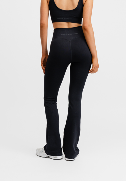 Seamless Flare Tights Black - Utsvängda Träningstights Dam | Drop of Mindfulness