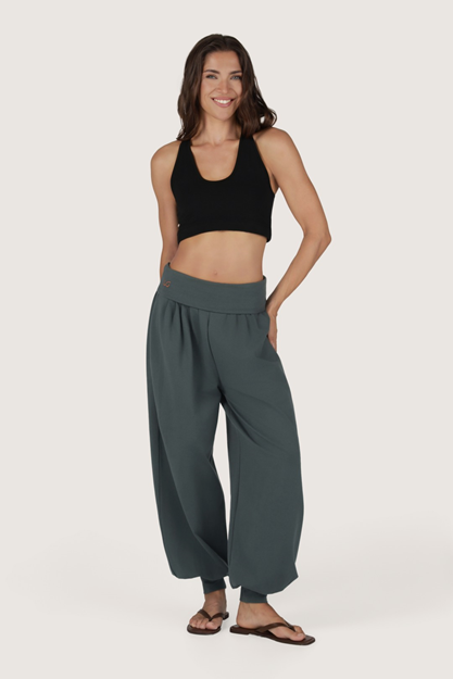 Rhea Pants - Harembyxor för Yoga Dam, Pinyon | Urban Goddess