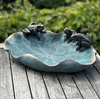 Fågelbad/-matare grodor på lotusblad 35 cm