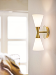 Harlekin vägglampa Duo mässing E14