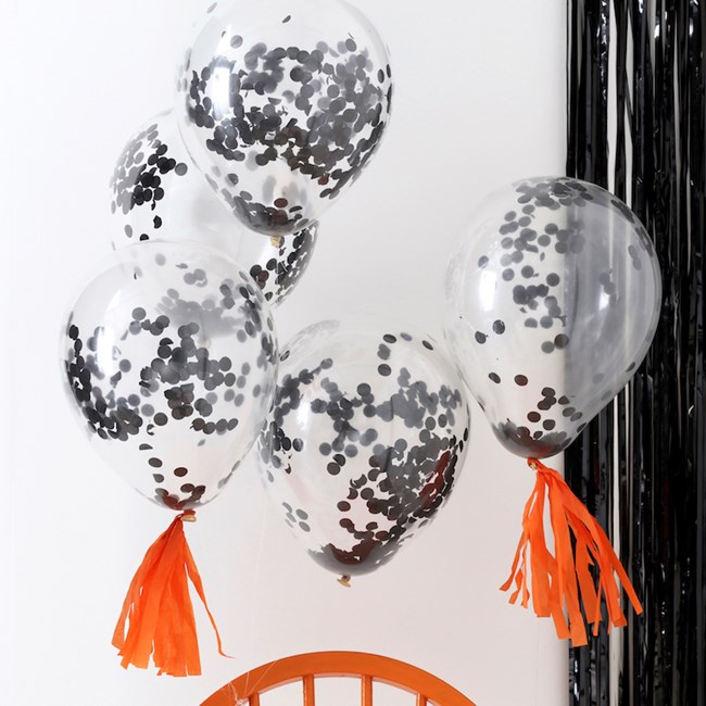 Svarta konfetti ballonger med orange tassels