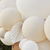 Ballongbåge Vit/Cream med fjädrar