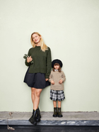 Kelly Genser Med Split Dam (Nerifrån Och Upp)