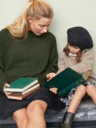 Kelly Genser Med Split Dam (Nerifrån Och Upp)