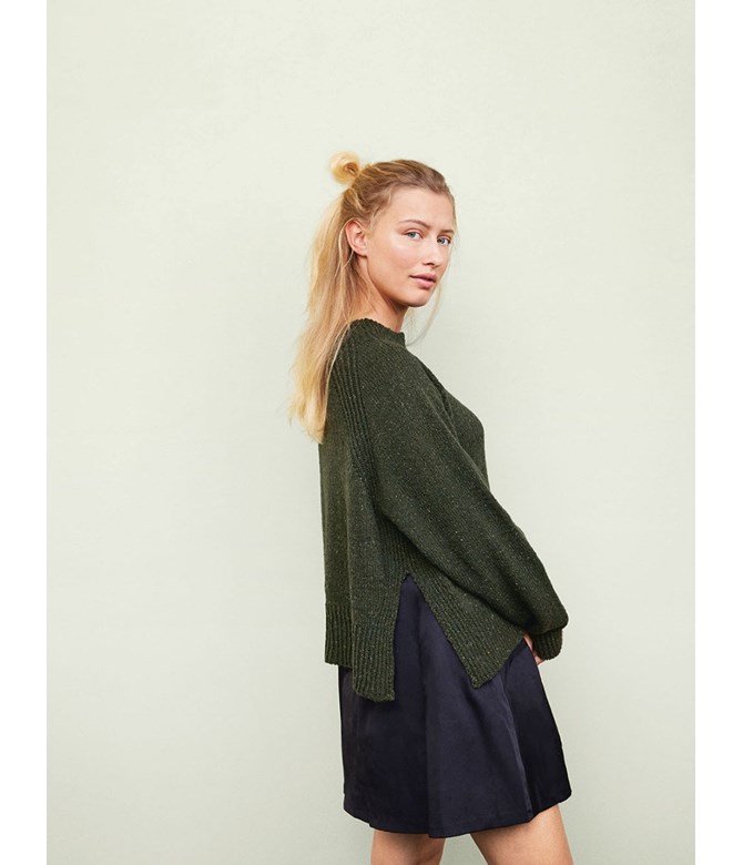 Kelly Genser Med Split Dam (Nerifrån Och Upp)